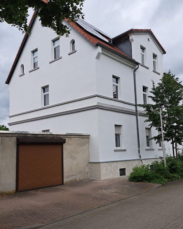 Fassade nachher — frisch saniert in strahlendem Weiß von SGG
