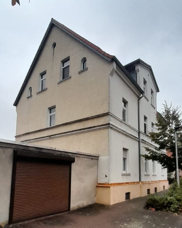 Fassade vorher — vergraut, gelblicher Sockel, Gebrauchsspuren